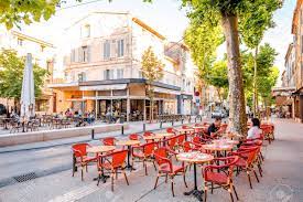 Large choix de locations saisonnières dont des maisons de vacances et des villas à louer. Salon De Provence France June 17 2016 View On The Central Street With Cafes And Bars In Salon De Provence Stock Photo Picture And Royalty Free Image Image 63543438