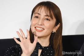 矢田亜希子48歳！ノースリーブ姿が話題！美肌の秘訣とは？ - Imagen principal del artículo