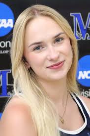 Laura Bos's Instagram, Twitter & Facebook