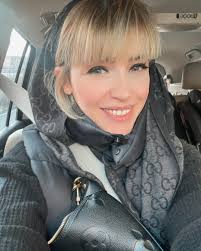 تنها راه خلاص شدن از دست موهایی که زیر آفتاب فلوریدا داغون شده بود، این بود  که به اوریجینالم برگردم و کوتاهش کنم 🤓 چطور شد؟ #چتری #دکترشادی