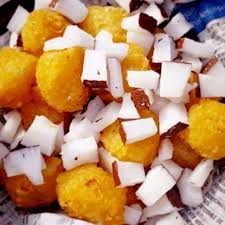 Une Fois Vos Boules De Coco Bien Dorees Disposer Dans Un Plat Avec De La Chair De Coco Par Dessus Servir Votre Agb Recettes De Cuisine Boules Coco Nourriture