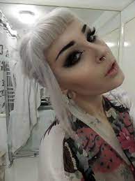 Skandynawski Blond Fryzura Z Grzywka Hair Inspiration Hair Styles Silver White Hair