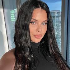 Arianna Johnson's Instagram, Twitter & Facebook