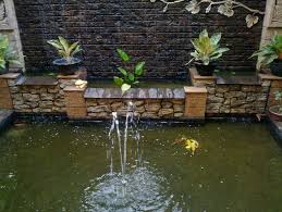 Nuansa, kolam ikan yang terlihat hidup ini seakan terasa sangat menarik dari setiap detail yang ada. Taman Dan Kolam Ikan Minimalis Depan Rumah 2017 Sakti Desain