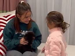 Roma, la hija de Laura Escanes y Risto Mejide: su reacción al conocer a su  nuevo perro