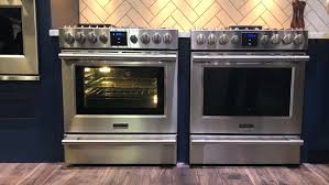 Frigidaire ovens look nearly the same across the models available in the gallery and professional collections. Frigidaire Professional Front Control Pcfg3078af Gas Range Review Reviewed