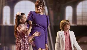 La voz kids és un concurs de talents espanyol producït per boomerang tv en col·laboració amb talpa media i emès a telecinco entre el 6 de febrer de 2014 i el 7 de maig de 2018.des de la temporada següent, s'emet en antena 3 després d'haver aconseguit un acord per a l'emissió dels formats del concurs. 9rugaeltxgfc3m