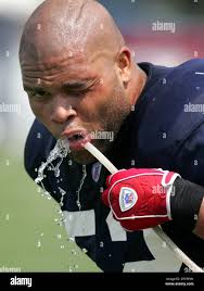 Buffalo Bills' Wendell Hunter cools off with a drink of water during  football training camp at St. John Fisher College in Pittsford, N.Y.,  Monday, July 31, 2006. (AP Photo/David Duprey Stock Photo -