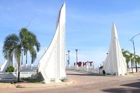 Berjarak 45 km dari kawasan daratan kuala terengganu, perjalanan untuk menuju ke sini sekiranya bertolak dari kt adalah dalam sekitar 1 jam, manakala dari merang pula. Tripify Pulau Warisan River Cruise Kuala Terengganu