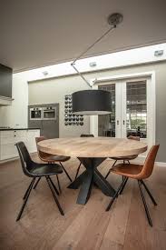 rustiek eiken ronde tafel kruispoot evenwijdig staal zwaartafelen tafel kruispoot eetkamer idee eetkamer met ronde tafel