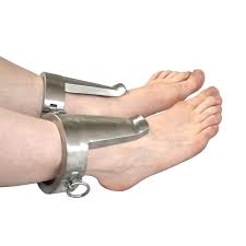 Amazon.de: Extrem schwere BDSM Metall Fußfesseln (2,8 kg) - Bondage Fetisch  Metall Ballett Fußschellen für eine gerade Fuß-Haltung - abschließbares  Sklaven Sexspielzeug (Damen)