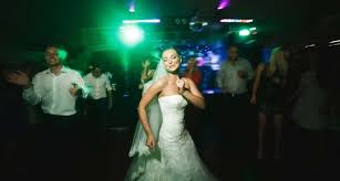 Ihr professioneller dj für hochzeit, geburtstag und firmenfeier. Hochzeits Dj 10 Tipps Fur Die Perfekte Hochzeitsparty Mit Dj