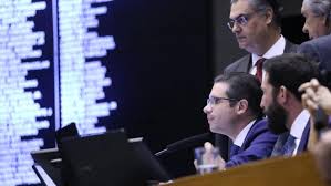 Deputados votam pacote de R$ 1 bilhão pedido pelo governo Lula fora do orçamento