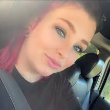 Who can make a cake or cupcakes in the Louisville area?