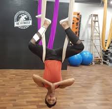 Chakki chalanasana shilpa shetty kundra yoga the art of balance. Shilpa Shetty Kundra Tries Silk Yoga For The First Time And She Kills It Like A Pro Bollywood News Bollywood Hungama