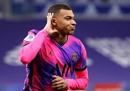 La soirée d'hier lundi 28 juin 2021 a été riche en émotion, avec l'élimination de l'équipe nationale de france à l'euro 2021.l'ancien monégasque, kylian mbappé, a raté son tir au but face à la suisse, qualifiant cette dernière pour les quarts de finales, au grand dam des supporters français.un échec qui est difficile à digérer pour le natif de bondy. Kylian Mbappe En A Assez