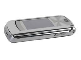 Metall-Klappe: Motorola Razr2 V9 im ...