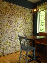 Idéale pour les grandes ouvertures car facile à installer, elle n'empiète pas sur l'espace habitable et s'adapte à de. Relooker Des Portes Coulissantes Miroir Avec Du Tissu Deconome