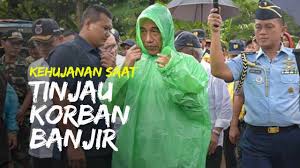 Pemerintah, tepatnya kepolisian seringkali menghimbau agak bikers selalu menggunakan jas hujan model setelan. Tinjau Lokasi Banjir Di Bogor Presiden Jokowi Pakai Jas Hujan Kresek Hijau Tribun Video