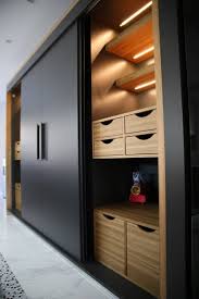 Moderne Kuche Von Aykuthall Architectural Interiors Ohy Evi Architectural Aykuthall Evi Int Luks Gardirop Tasarim Ic Mekanlar Yatak Odasi Dolap Duzenleme