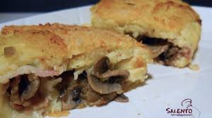 Rotolo di pasta fresca farcito con ricotta di pecora e funghi porcini, gratinato al forno su crema tartufata. Rotolo Di Patate Farcito Con Funghi E Pancetta Si Scioglie In Bocca Salento Terra Da Gustare
