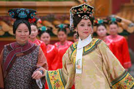 Mới đây, những hình ảnh hậu trường phim được chia sẻ khiến khán giả hâm mộ nức lòng. Hoang Háº­u Tan Hoan Chau Cach Cach Lá»™ Ly Do Khong Ä'ong Phim Tvb