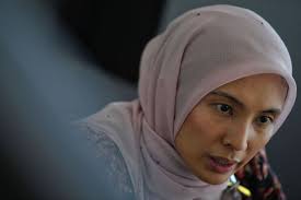 Nurul izzah sebak bila mengucap di sesi perbahasan di dalam parlimen. Lebih Baik Nurul Izzah Sertai Umno Rahmad Isahak Semasa Cari Infonet