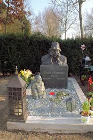 The auction will take place between 14 & 23. Grab Des Schauspielers Joop Doderer Geb Velsen 28 August 1921 Ges Roelofarendsveen 22 September 2005 Auf Dem Amsterdamer Friedhof Monument Niederlande