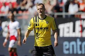 Hij begon met voetballen bij vitesse '08 in gennep. Lennart Thy Pec Zwolle Statt Fc St Pauli