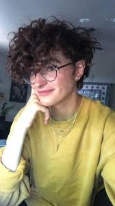 This curly mohawk hairstyle will help you look great without too. Curly Androgynous Haircuts Short Curly Hair Tomboy Androgynous Style Fohawk 1 News Online Ca