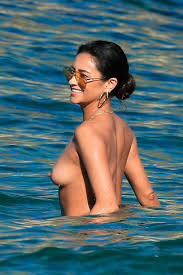 tetas de famosas: Shay Mitchell y una amiga pilladas en la playa haciendo  topless Pic | Sex.com