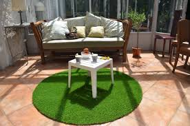 Une Belle Veranda Avec Un Cote Rustique Le Tout Agremente D Un Tapis Rond En Gazon Synthetique Pour Ajouter Une Touche De C Gazon Synthetique Tapis Rond Gazon
