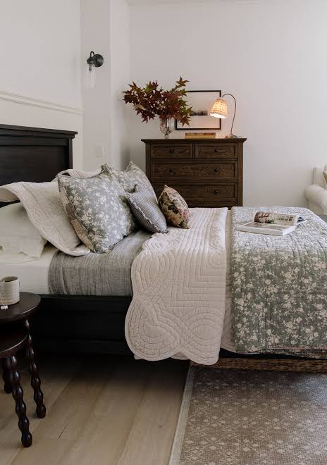 A Fall Bedroom & How To Layer A Cozy Bed For The Cooler Seasons | Laine and Layne