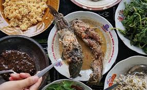 Alhasil kami kehabisan tempat duduk di dalam rumah karena warung ini. Icip 5 Mangut Lele Legendaris Ini Pas Lagi Sowan Ke Jogja