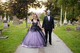 With halloween right around the corner, we thought it fitting to share some ideas on ways to incorporate this festive holiday theme into your for many people, halloween is their most favorite holiday of the year. 125 Elegant And Spooky Halloween Wedding Ideas