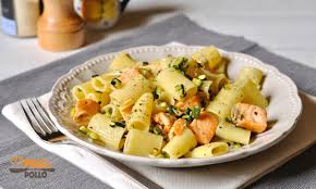 Pasta Con Salmone Fresco E Zucchine Pelle Di Pollo Ricetta Ricette Cibo Etnico Pasta Al Salmone