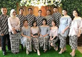 Juga jual baju pengantin muslimah, gaun pengantin hijab, gaun pengantin adat jawa, dress toko baju & kebaya pengantin couple terbaru. 7 Inspirasi Model Baju Pernikahan Keluarga Harmonis Meenikah Com