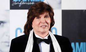 Con su muerte, que se dio a conocer la noche del sábado, se apagó la voz de unos de a lo largo de su trayectoria, el cantante y compositor español vendió más de 100 millones de discos, consiguió que 52 de sus canciones llegaran al. Camilo Sesto Su Gran E Impactante Transformacion Paso A Paso