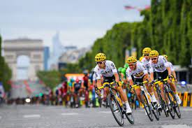 ミカル クウィアトコウスキー ポーランド チームスカイ を先頭にシャンゼリゼ通りに入る ツールドフランス チームスカイ シャンゼリゼ