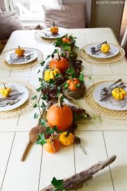 Dekoideen Mit Kurbis Fur Den Herbst Kurbisse Naturlich Dekorieren Tischdek Herbstliche Tischdeko Tisch Dekorieren Herbstliche Tischdekorationen