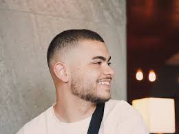 👉🏻Die Bartkonturen perfekt rasieren ist wichtig 🪒, trotzdem ist immer  auf den natürlichen Wuchs zu achten. Wir lassen die Haarlinie gerne stehen,  damit die Frisur