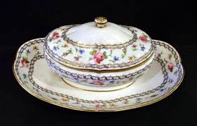 Le Service En Porcelaine De Sevres Double Filet Bleu Roses Et Barbeaux De Marie Antoinette Barbeau Marie Antoinette Porcelaine De Sevres