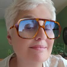 Is it normal for scum sponges to turn brown after one day in a pool?