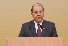 香港特区政府政务司司长张建宗 1 月 5 日表示，觅地建屋需时，特区政府积极协助和促成各项由民间团体主导和推行的短期措施，透过大幅增加过渡性房屋项目，以纾缓居住环境恶劣和长时间轮候公共租住房屋 (公屋) 家庭的压力。 é¦™æ¸¯å³å°†å®Œæˆä¸‰å¹´å†…æä¾›1 5ä¸‡ä¸ªè¿‡æ¸¡æ€§æˆ¿å±‹çš„ç›®æ ‡