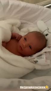 Świeżo upieczeni rodzice pochwalili się, że ich maleństwo nazywa się pola dąbrowska. Wniebowzieci Sylwia Przybysz I Jan Dabrowski Chwala Sie Kolejnymi Zdjeciami Corki Dziekuje Panie Boze Foto Pudelek