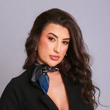 A quantidade de mães solos é a mesma de “pais solteiros”, visto que é  preciso dos dois para fazer um filho. Por qual motivo então só a mulher é  julgada? E ainda