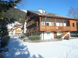 Più di 1000 appartamenti per le tue vacanze in val di fassa con foto e disponibilità sempre aggiornati. Pera Di Fassa Casa El Tobia