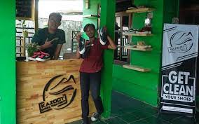 Konveksi buat sepatu langsung di pabrik dapatkan info video lainnya dengan subscribe chanel kami : Generasi Milineal Harus Paham Brand Sepatu Lokal Banyumas Ekspres