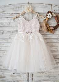 Vestiti eleganti e abiti da damigella per le bimbe più piccole, dal total white alle tinte pastello, arricchiti da accessori, applicazioni e fantasie che li rendono unici e originali. Abiti Cerimonia Bambini Abiti Cerimonia Bambini 2021 Jj S House