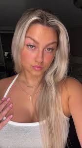 Alyssa Lindsay's Instagram, Twitter & Facebook